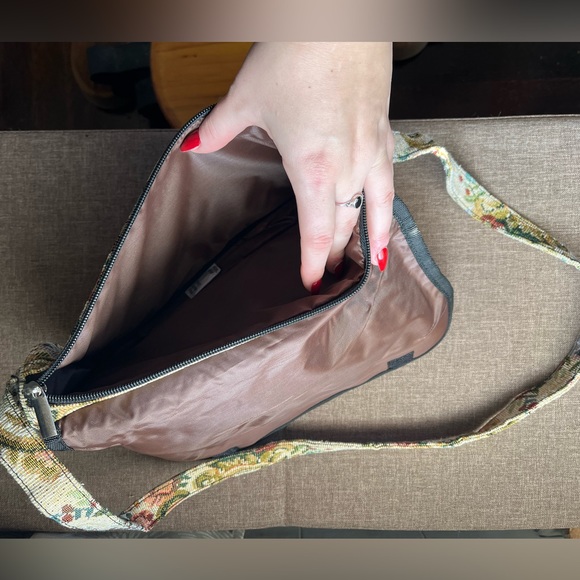 Vintage-Inspired Floral Tapestry Bag - Picture 7 of 7